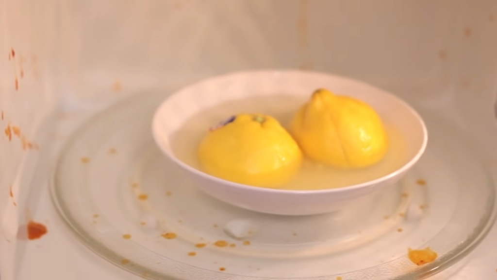 Как избавиться от неприятных запахов в микроволновке